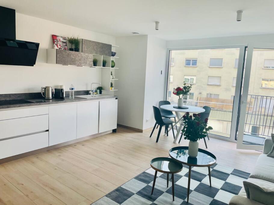 One Bedroom In Center With Terrace-4a Apartment *